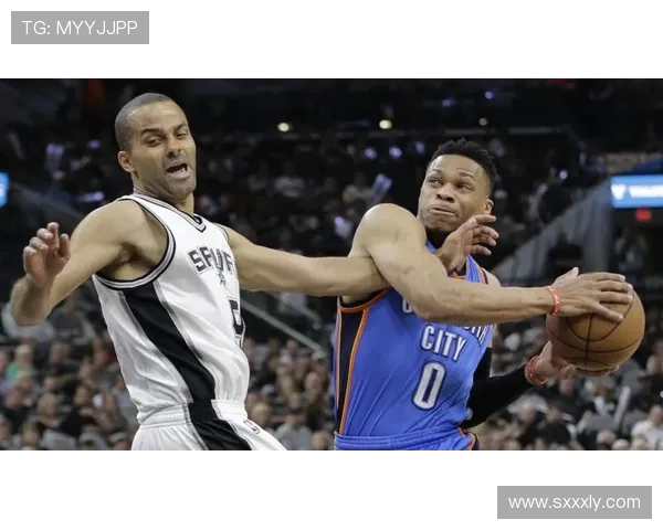 雷霆与马刺季后赛首战精彩回顾双方球员表现分析与战术对决探讨